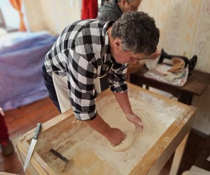 V stari mentrgi je zamesil kruh